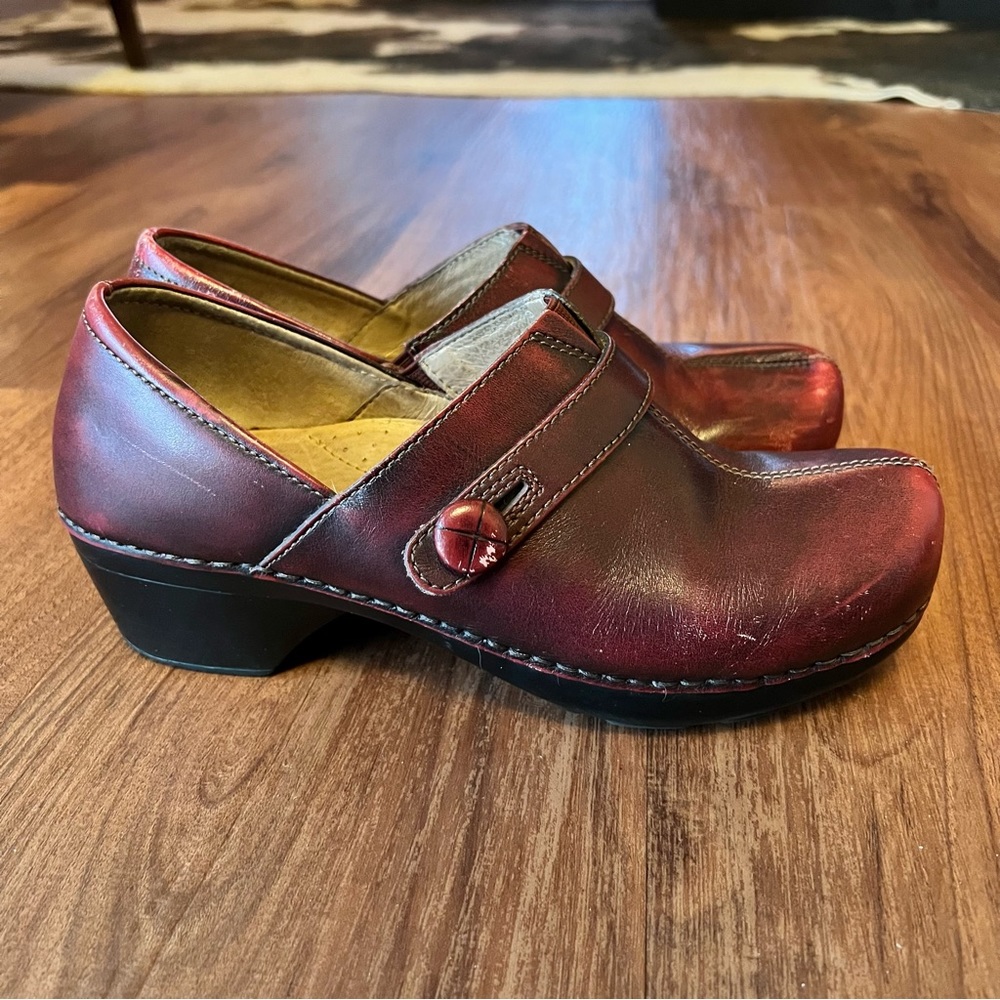 DANSKO Womens US Size 7-7.5 EU 38 Burgundy Leather Clogs Mules Shoes Slip On